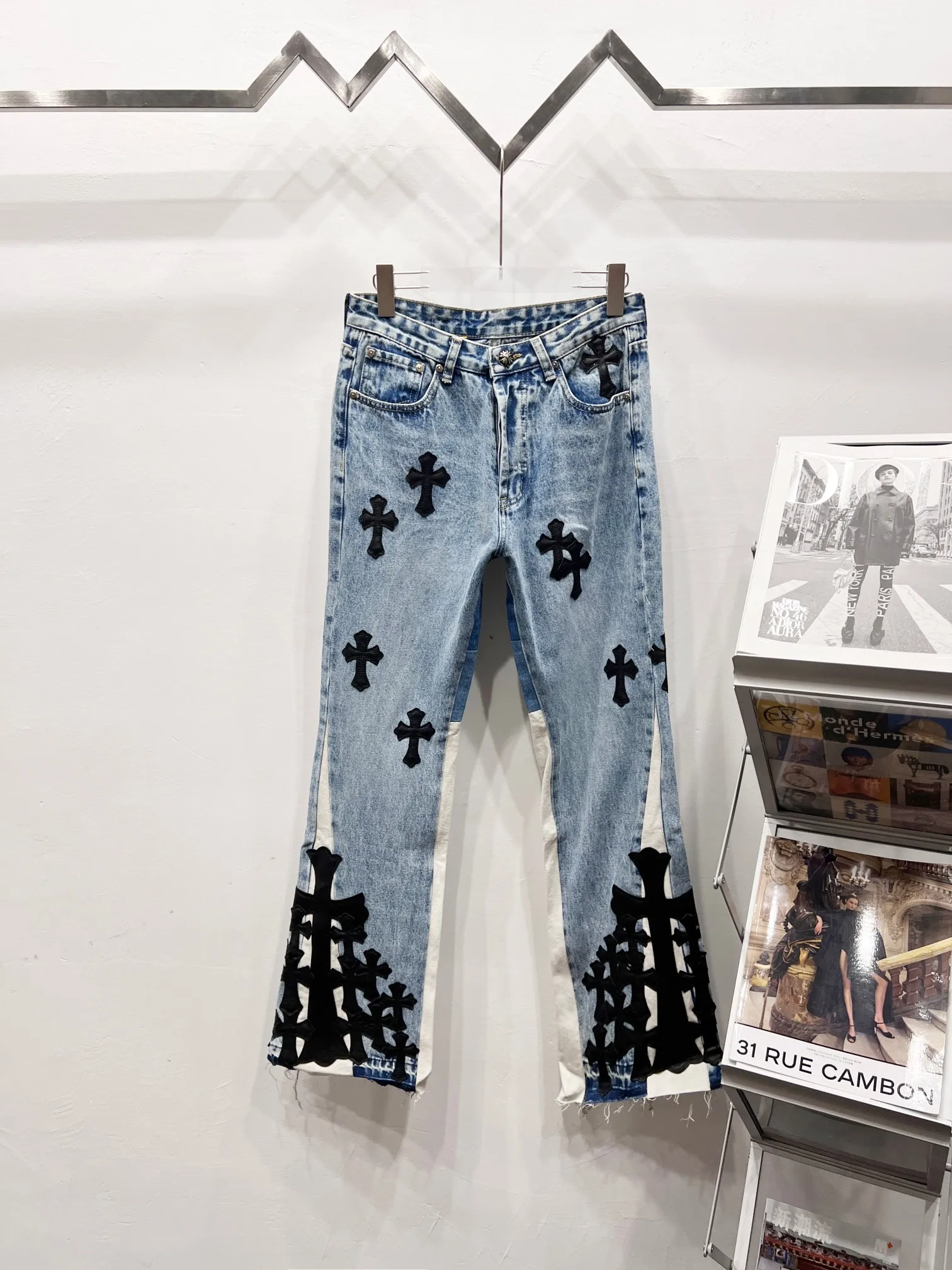 P290 Style No.: (c062) GALLERY DEPT. & Vintage multi-leather spliced cross loose washed flared jeans - truly restore the ultimate texture of Vintage - original hardware accessories washed and other elevators, QR code analysis are all purchased from the original factory, high degree of restoration, you are welcome to compare with a certain product~ - Three-dimensional version Loose and comfortable, not picky about the body shape, taller and slimmer, factory Seiko, original factory quality control, same style for men and women, can be matched with couples, versatile recommendation, must-have jeans for all seasons Size: 28-30-32-34-36 Color: blue